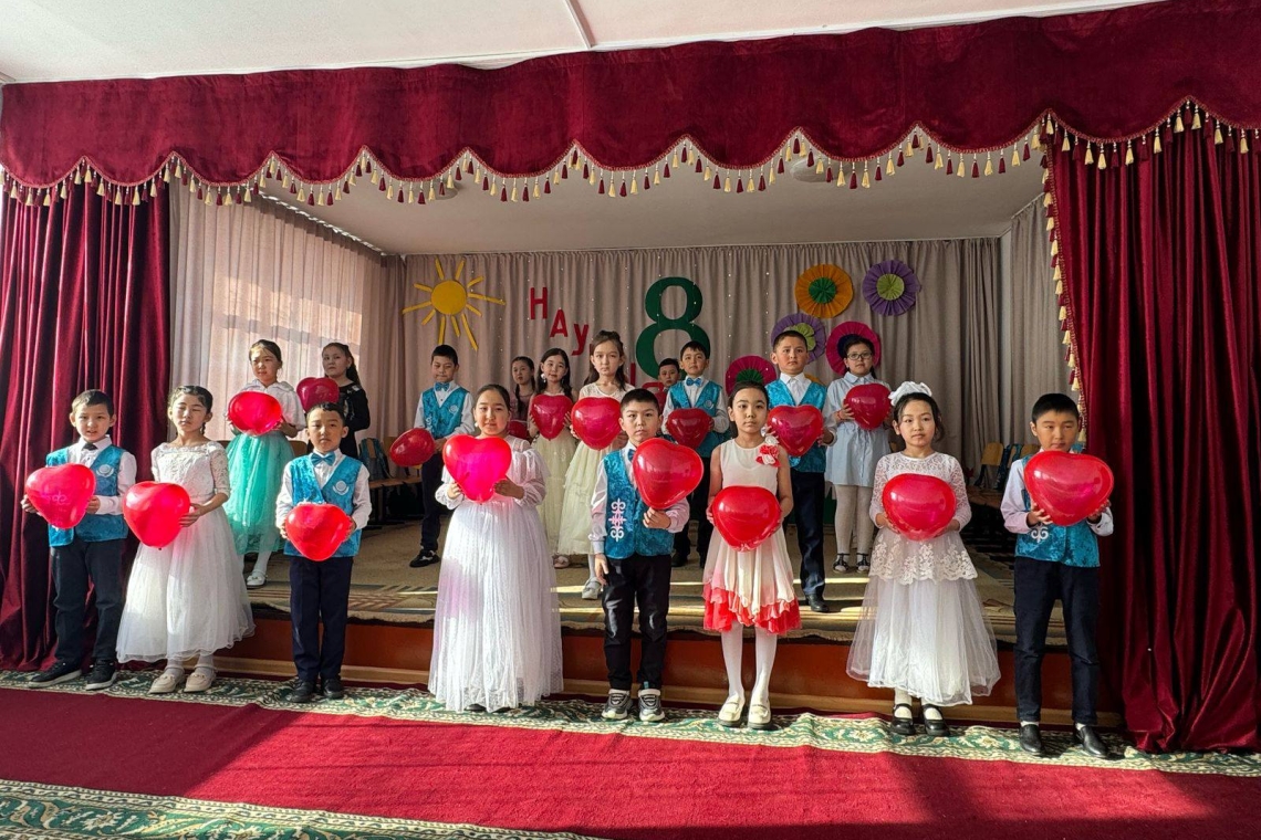 5-ші наурыз күні «Ана-өмірдің гүлі!» тақырыбында 3 «А»,«Б» сыныптарында аналар мен әжелер қауымына арналған мерекелік ертеңгіліктер өтті.