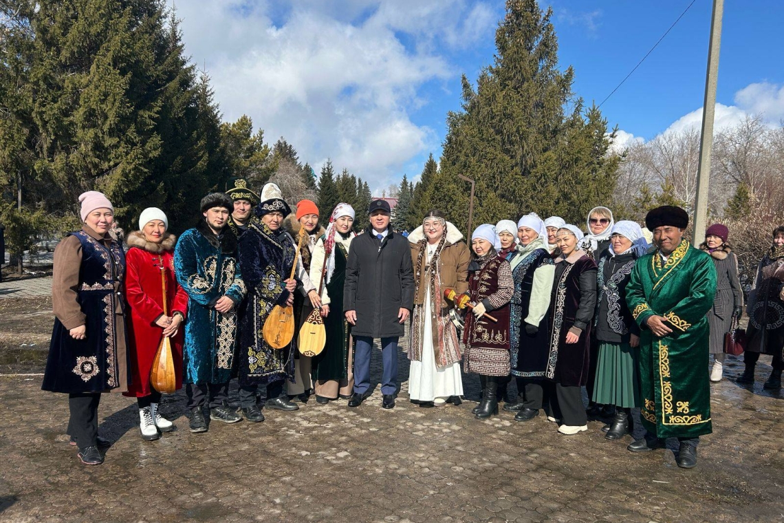 Бүгін орталық алаңда Ұлыстың ұлы күніне арналған мерекелік іс-шараға Саумалкөл қазақ орта мектебінің ұжымы толықтай қатысып, атсалысты. 