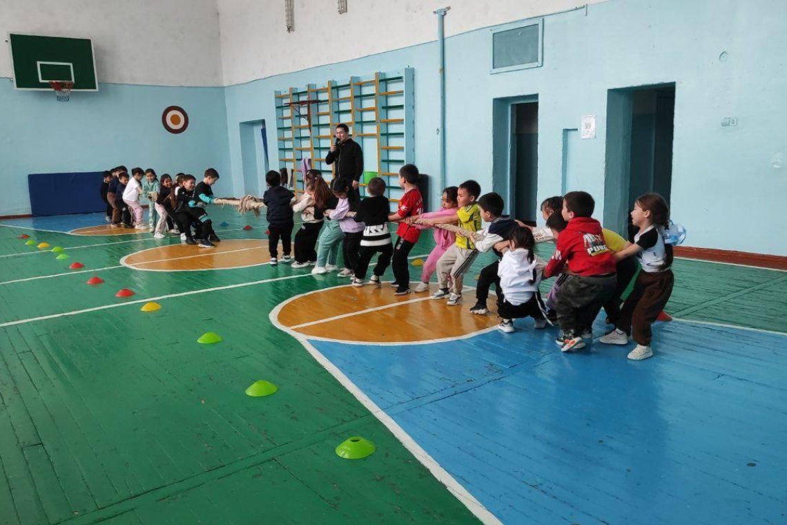  Саумалкөл қазақ орта мектебінде эстетикалық пәндер бірлестігі апталығы аясында дене шынықтыру пәнінің мұғалімі - Е. Д. Әбілмәжім 1-сынып оқушылары арасында эстафеталық жарыс өткізді.