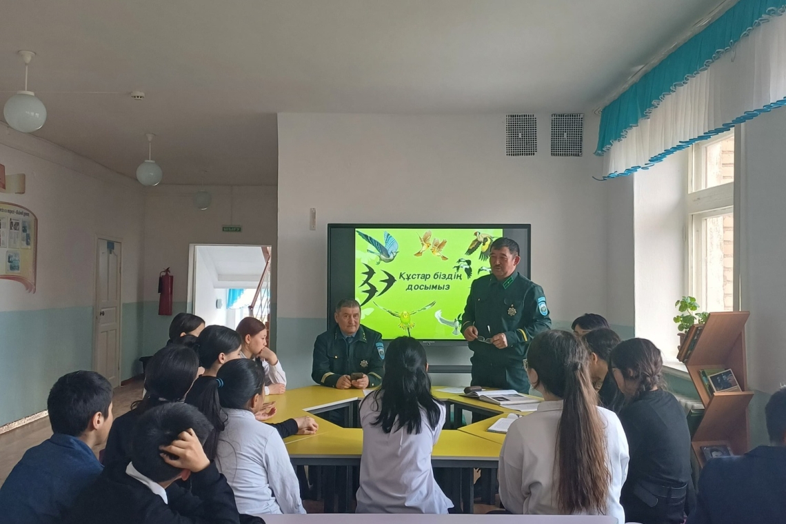 Мектебіміздің аға тәлімгері А. Т. Касымова мен ДТІЖО Е. А. Алгожиннің ұйымдастыруымен "Жасұлан" ұйымы мүшелерімен "Құстар біздің досымыз" тақырыбында "Дөңгелек үстел" ұйымдастырылды.