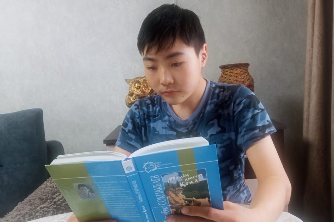 «Оқуға құштар мектеп» жобасы аясында, көктемгі демалыс кезінде "Әдебиет әлемінде көктем самалы" тақырыбында 8-сынып оқушысы Қайрөш Даниал,