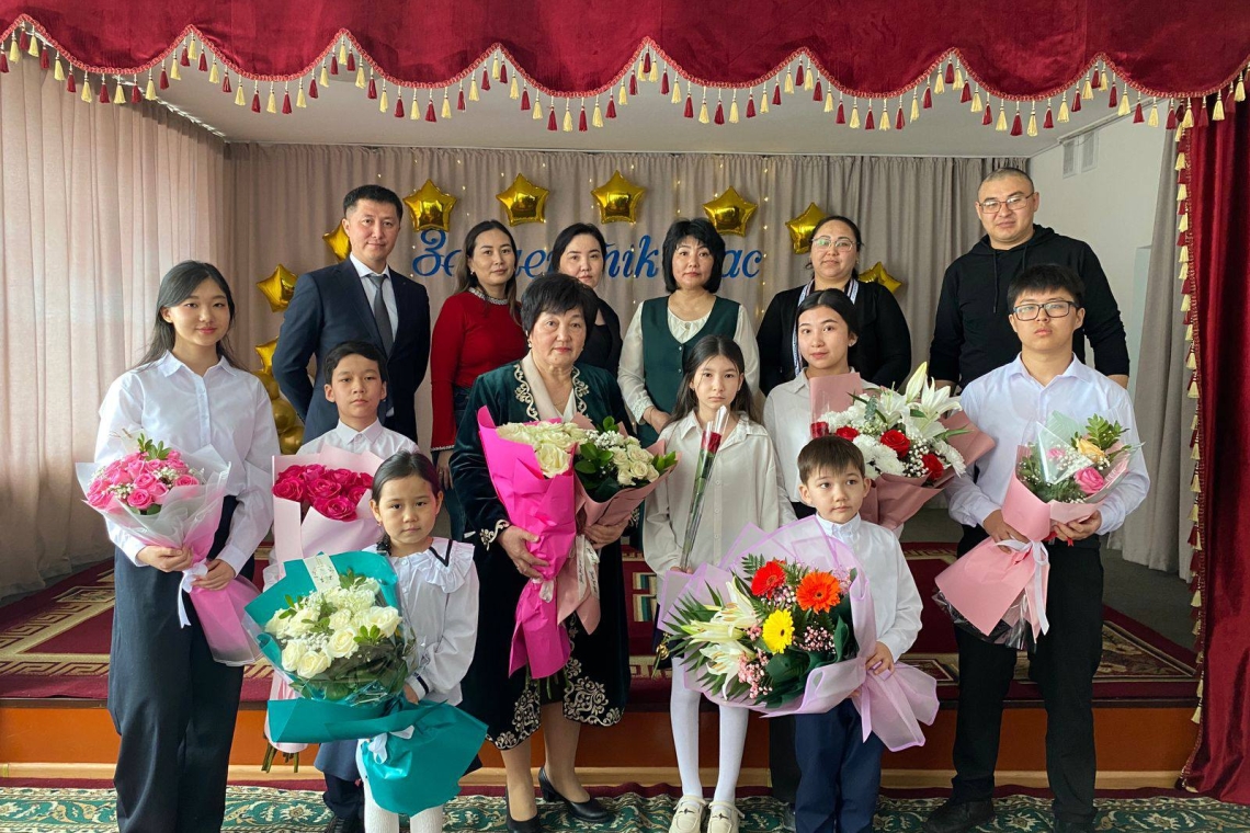 Бүгін Саумалкөл қазақ орта мектебінде 30 жыл қызмет етіп, 31- жылға қадам басқан, адал қызмет етіп, оқушылардың сүйіспеншілігі мен сыйластығына бөленген, бастауыш сынып мұғалімі - Казбекова Зейнегуль Ынтымаковнаның зейнет жасқа толуына орай іс-шара ұйымда