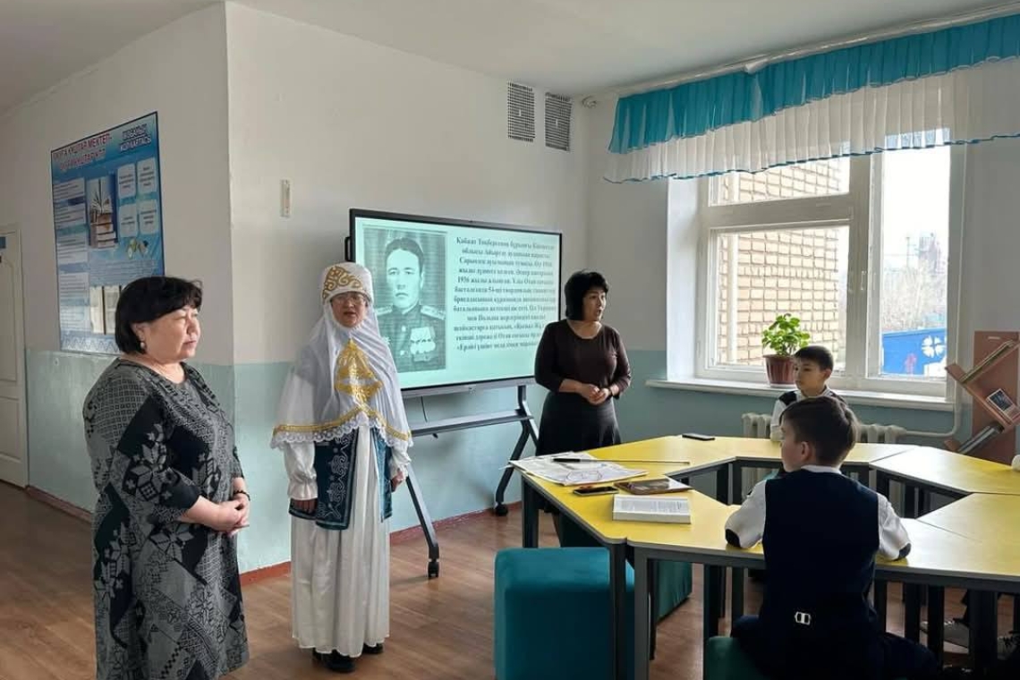 Саумалкөл қазақ орта мектебінде 9 сәуір күні аудандық әжелер кеңесінің төрайымы Гаухар Ғалымқызы Қыдырбекованың ұйымдастыруымен Ұлы Отан соғысының ардагері Тоқбергенов Қабжаттың құрметіне арналған іс-шара өтті. 
