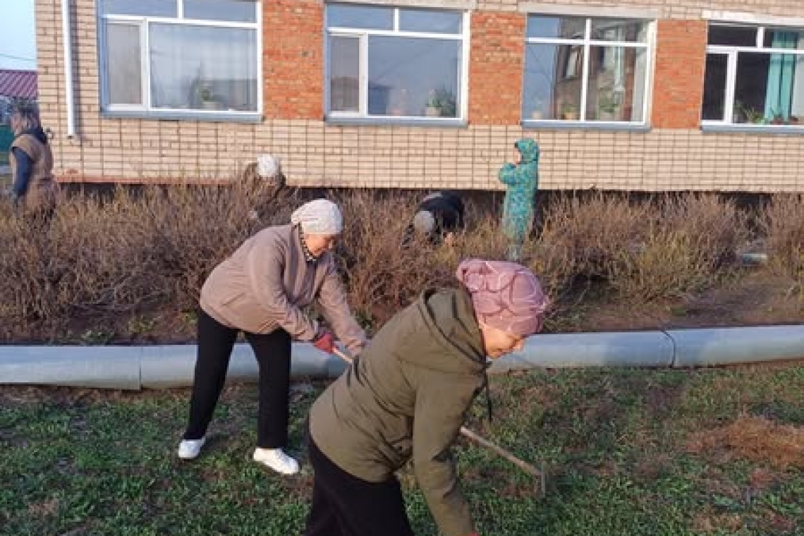 Бүгін, Республика аумағында Ұлы жеңістің 80 жылдығына арналған  экологиялық "Таза Қазақстан" акциясы аясында мектеп мұғалімдері мен техникалық қызметкерлер мектеп маңы ауласын тазалау мақсатында сенбілік өткізді.