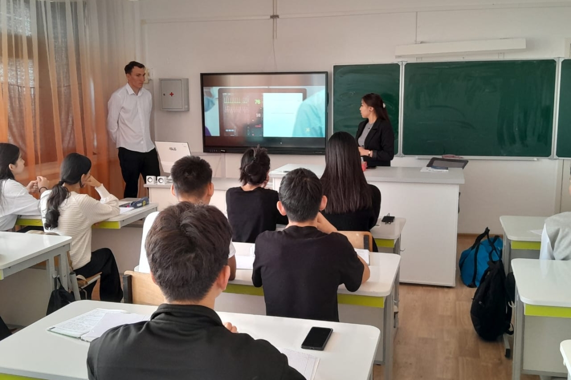 "Жұмағали Тілеулин атындағы Солтүстік Қазақстан жоғары медицина колледжі" оқытушылары келіп биылғы мектеп түлектерімен кездесу өткізді. Кәсіптік бағдар беруші А. Ж. Абированың жетекшілігімен өткен кездесуде колледжі оқытушылары мамандар біліктілігімен оқу