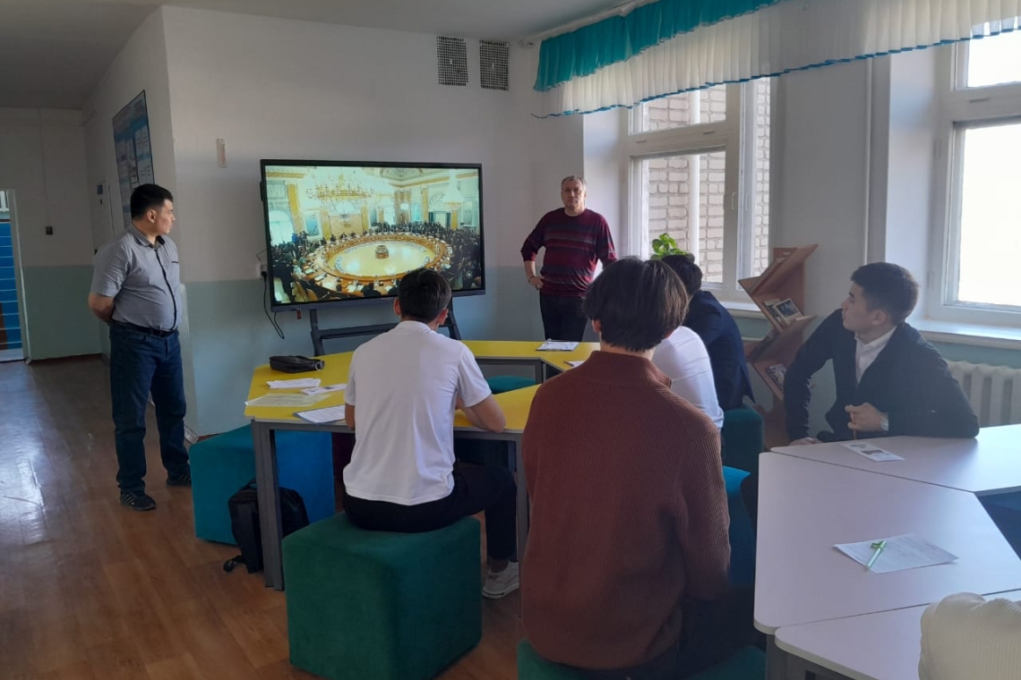 Көкшетау қаласында орналасқан Абай Мырзахметов университетінің "Әскери білім беру" кафедрасы оқытушылары мектебіміздің 10-11 сынып оқушыларымен кездесіп, әскери мамандық туралы ақпарат беру мақсатында түсіндірме сағатын өткізді.