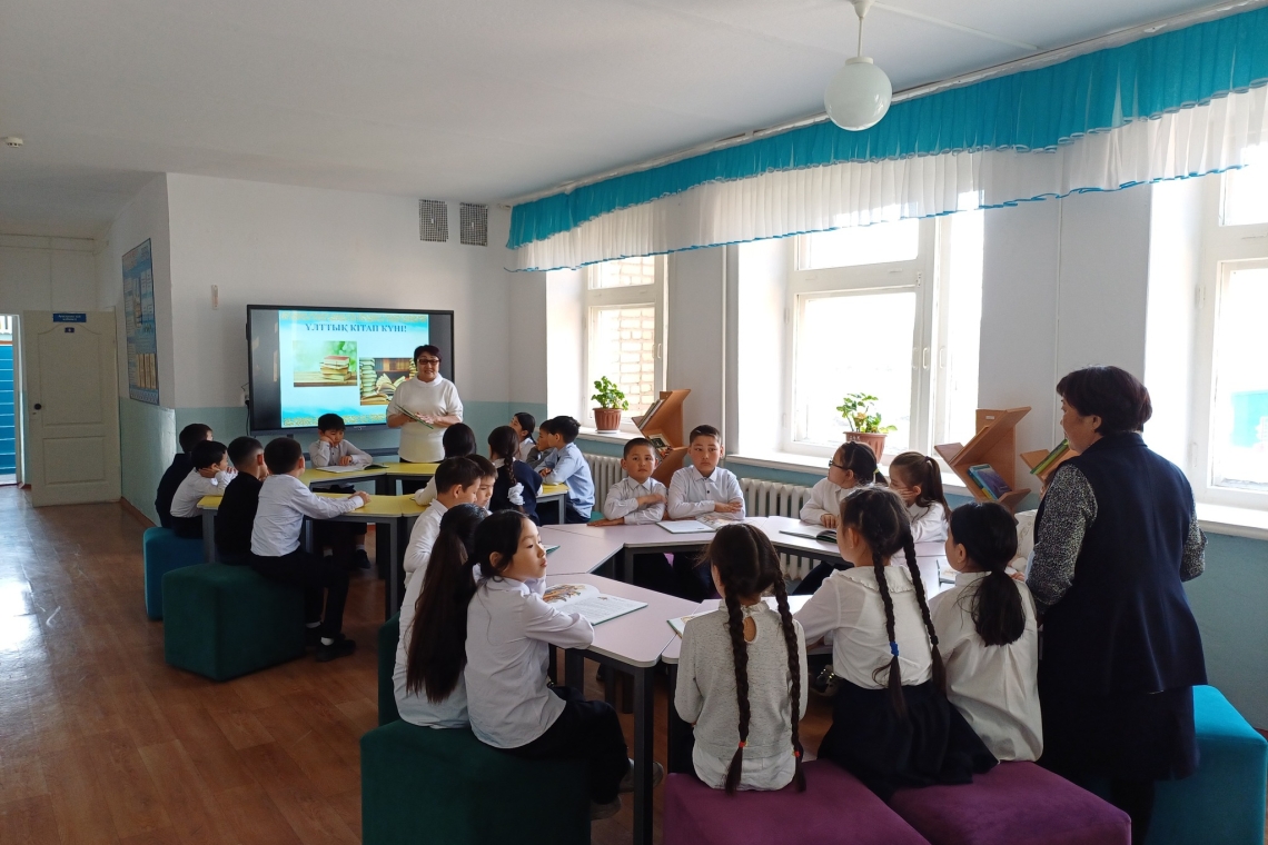 Ұлттық кітап күніне орай мектебіміздің кітапхана меңгерушісі А. Ш. Нурбахтинованың бастауымен А.Т.Касымова және Р.И.Кенжебулатованың ұйымдастыруымен 3 "А", "Б" сынып оқушылары «Әжемнің ертегісі» ертегісін оқыды. Оқушылар оқыған ертегі бойынша өздерінің ой