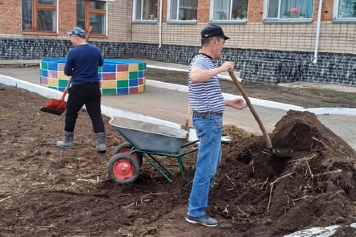 22-сәуір мектебімізде Республика аумағында Ұлы жеңістің 80 жылдығына арналған экологиялық "Таза Қазақстан" акциясы аясында техникалық қызметкерлер мектеп маңы ауласын тазалау сенбілігін өткізді.Экологиялық мәдениетті дамыту, табиғатты аялау, көріктендіру 