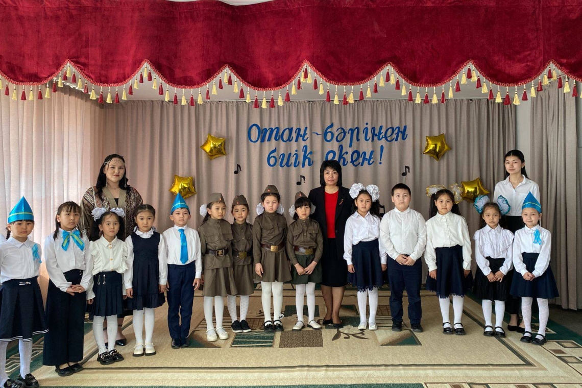 "Ұлы жеңістің 80 жылдығы мен Отан қорғаушылар күні" мерекелеріне орай "Патриот" акциясы аясында өткізілетін мектепішілік іс-шаралар жоспарына сәйкес ДТІЖО Е. А. Алгожин, аға тәлімгер А. Т. Касымова, музыка жетекшісі А. Ж. Балхаштың ұйымдастыруымен «Отан! 