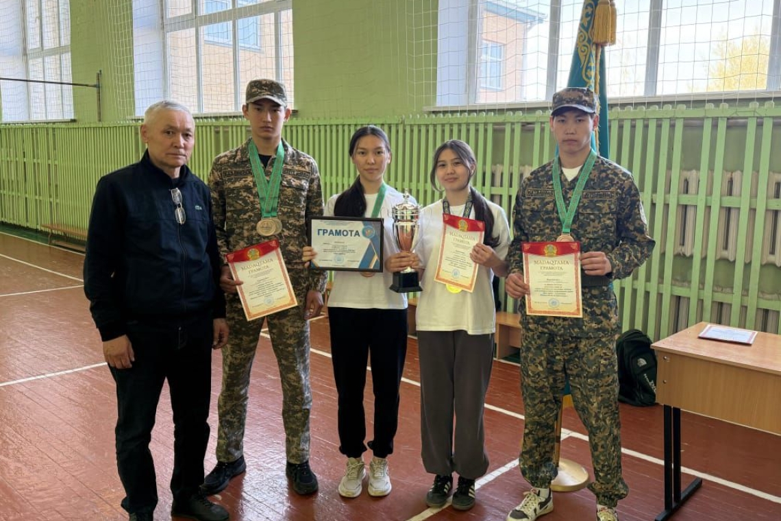 23-24 сәуір күндері 9-11 сыныптар арасында аудандық әскери-спорттық «Батыр» жарысы өтті. Саумалкөл қазақ орта мектебінің «Жас сарбаз» клубының мүшелері жарыстан 2 жүлделі орын алды.