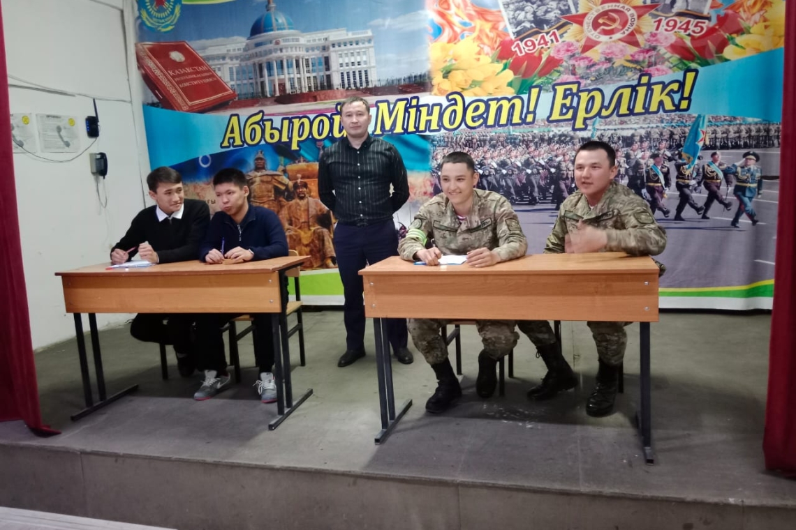 Бүгін, ауданымыздағы әскери бөлімде "Ұлы жеңістің 80 жылдығы" мен "Отан қорғаушылар күні" мерекесіне орай мектеп оқушылары мен сарбаздар арасында дебат ойыны өтті. 