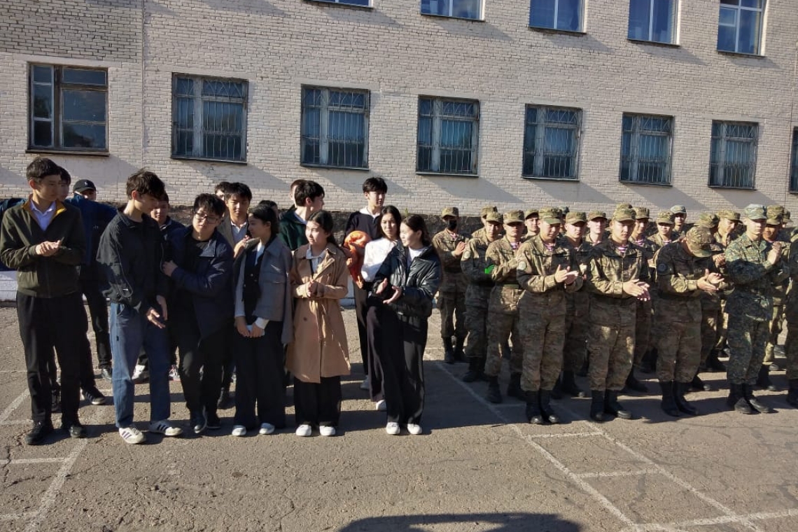 Бүгін "Отан қорғаушылар күні" мерекесіне орай алғашқы әскери дайындық пәні мұғалімі, педагог-ұйымдастырушы Ж. Қ. Садыков пен ДТІЖО Е. Алгожин және ауданымызда орналасқан 3 атқыштар рота командирінің орынбасары, аға лейтенант Бақдәулет Ақынбекұлының ұйымда