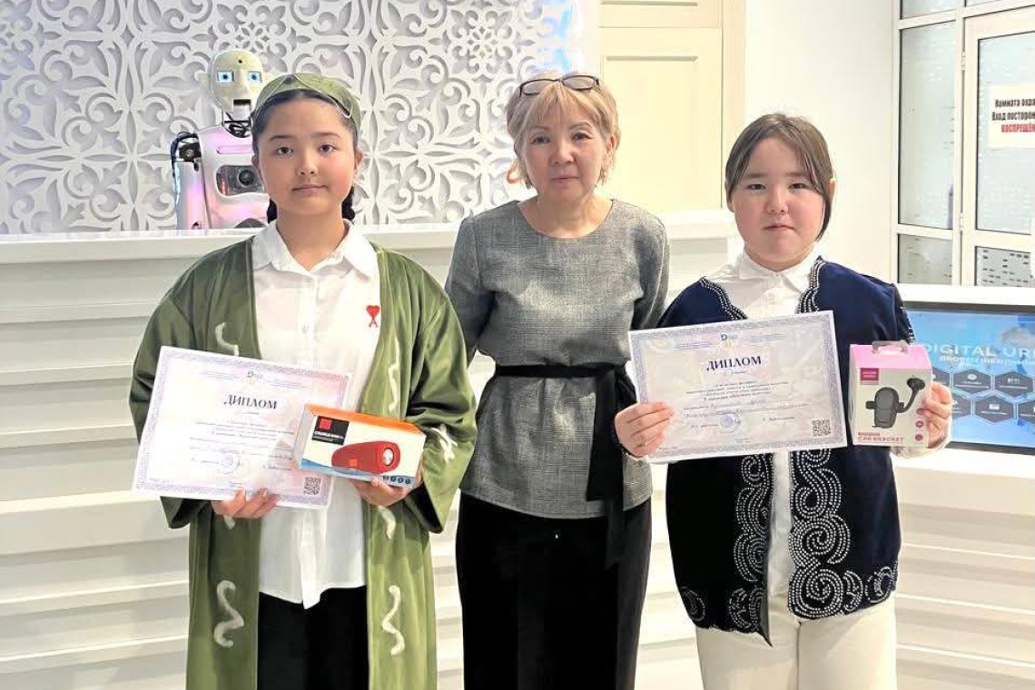 29 сәуір күні облыстық «Шебер істеген істен танылады» атты қазақ халық қолөнері және қолданбалы өнер фестивалі өтті. Саумалкөл қазақ орта мектебінен 5-сынып оқушысы Құттыбаева Адема және қосымша білім беру орталығының атынан мектебіміздің 5-сынып оқушысы 