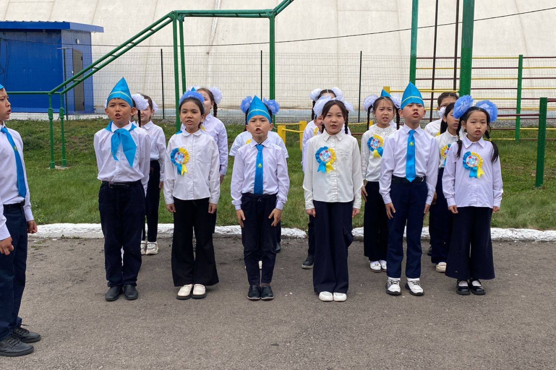 Бүгін, "Ұлы Отан соғысы жеңісінің 80 жылдығы" мен "Отан қорғаушылар күні" мерекесіне орай "Патриот" акциясы аясында мектебімізде бастауыш буын 1-4 сынып оқушылары арасында «Жауынгері халқымның» тақырыбында сапта жүріп ән айту байқауы өтті.