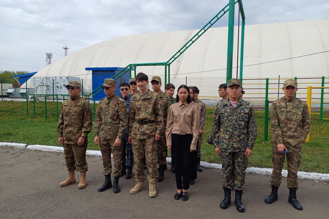 Бүгін, "Ұлы Отан соғысы жеңісінің 80 жылдығы" мен "Отан қорғаушылар күні" мерекесіне орай "Патриот" акциясы аясында мектебімізде жоғары буын 8-11 сынып оқушылары арасында «Жауынгері халқымның!» тақырыбында сапта жүріп ән айту байқауы өтті. 