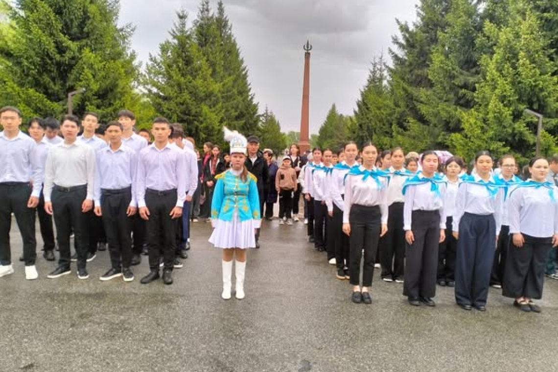 7-мамыр, "Отан қорғаушылар күні" мерекесіне орай аудан орталығында өткен "Сап түзеу"шеруіне мектебіміздің оқушылары қатысты.