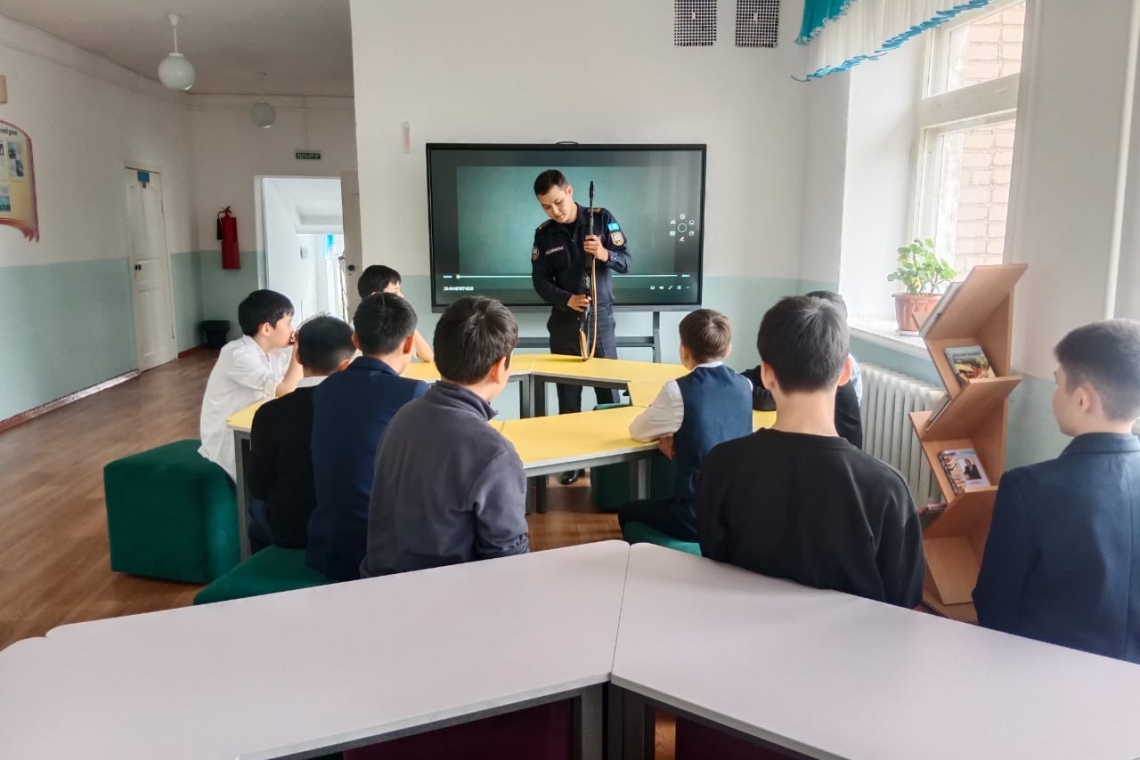 Бүгін, ауданымызда орналасқан "Төтенше жағдайлар" бөлімінің инженері Сеитов Рахат Толыбайұлы "Ұлы жеңістің 80 жылдығы" мен "Отан қорғаушылар күні" мерекесіне арналған "Жеңіске жол" акциясы аясында мектеп оқушыларымен кездесу сағатын ұйымдастырды.