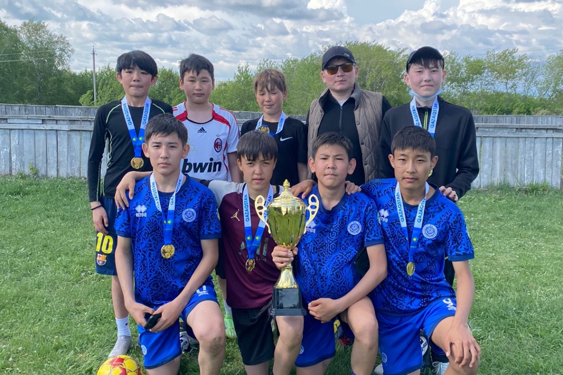 "Ұлы жеңісінің 80 жылдығы" мен "Отан қорғаушылар күні" мерекесіне орай "Жеңіске жол" акциясы аясында ұйымдастырылған "Шағын футболдан" өткен аудандық біріншілікте мектебіміздің оқушылары 1 орын иеленді