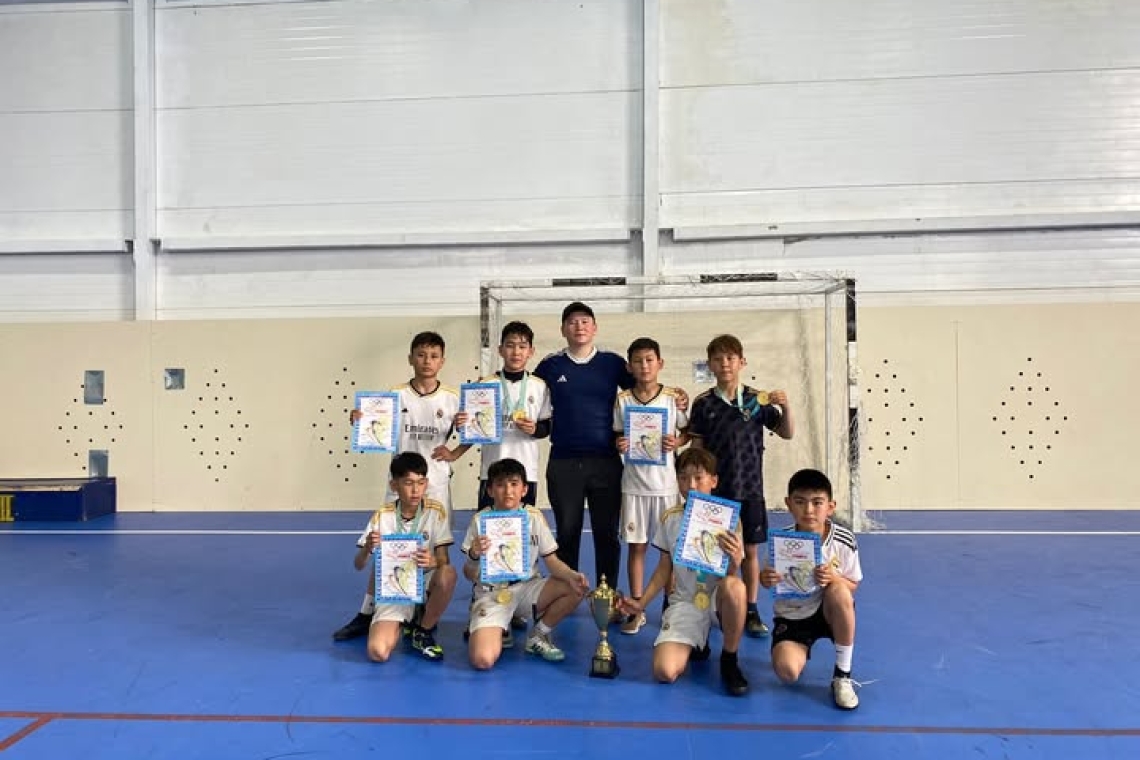 Футбол жарысынан жасөспірімдер арасында өткен аудандық мектеп лигасында жеңіс тұғырының биігінен көрініп 1-орынды иеленген оқушыларымызды жеңістерімен құттықтаймыз.