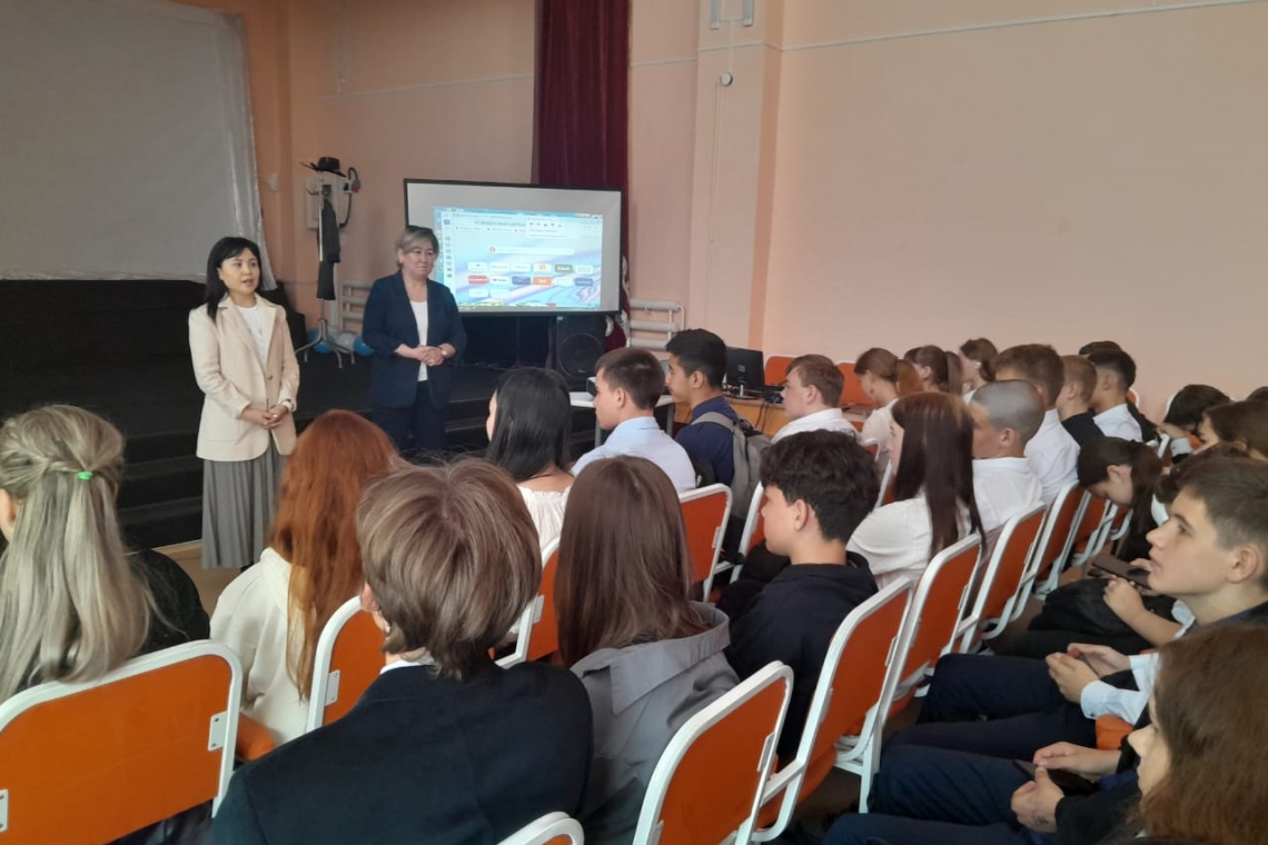 Бүгін, №1 Саумалкөл орта мектебінде мектеп түлектеріне мамандық таңдауға бағыт беру мақсатында Көкшетау қаласында орналасқан Ақан сері атындағы жоғары мәдениет колледжі мұғалімдері сұхбат сағатын өткізді. 