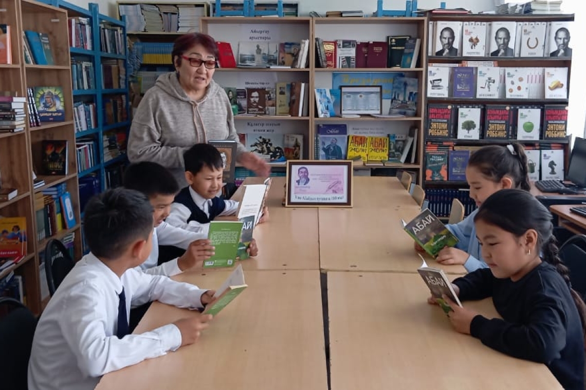 Ұлы Абайдың 180-жылдығына орай мектебіміздің кітапханашысы А. Ш. Нурбахтинова "Кітап оқимыз" жобасы аясында 3-сынып оқушыларымен "Абайдың қара сөздерін мәнерлеп оқу" іс-шарасын ұйымдастырды.