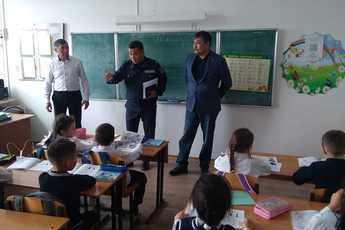 "Қауіпсіздік балалар үшін" тақырыбында Саумалкөл ст. темір жол желі бойы қызметінің полиция майоры Асан Жұмажанұлы Кауметов пен әскерилендірілген "Жаңа есіл"ст. темір жол бойы күзеті басшысының орынбасары Ботажан Аусатұлы Молдагаипов мектеп оқушыларымен к