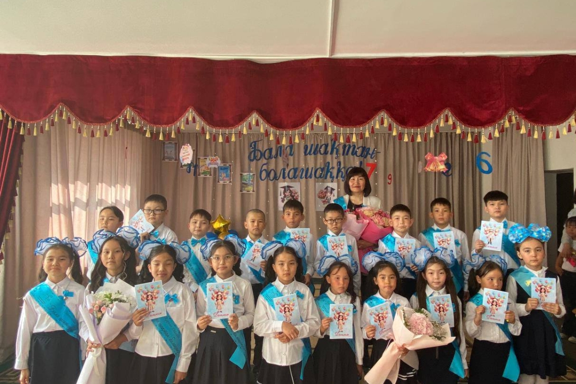 Мамырдың 21 күні Саумалкөл қазақ орта мектебінде 4 «Б» сынып оқушылары бастауыш буынның және оқу жылының аяқталуына орай «Бала шақтан - болашаққа» тақырыбында тәрбие сағатын өткізді.