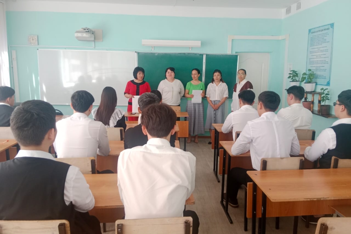 Бүгін, мектебіміздің 11- сынып оқушылары жалпы орта білім беру деңгейіндегі оқыту курсы үшін Қазақстан тарихы пәнінен қорытынды аттестаттау емтихандарын тапсырмақшы.