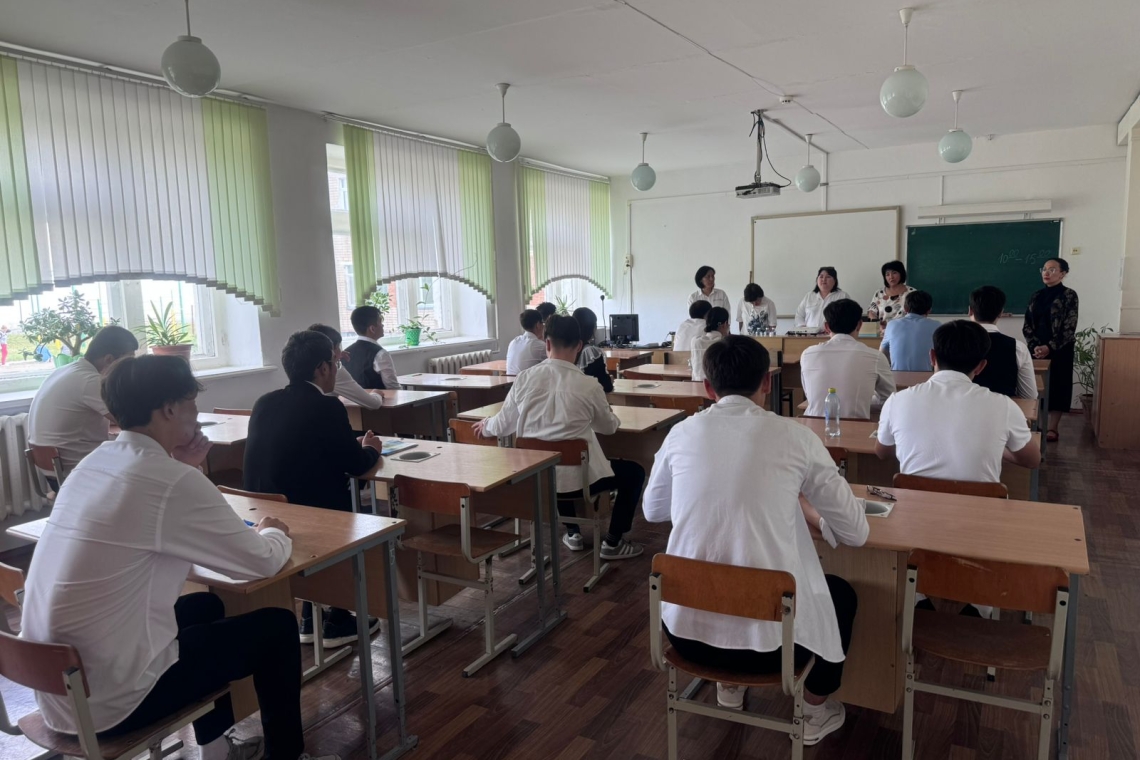 Мектебіміздің биылғы түлектері бүгін жалпы орта білім беру деңгейіндегі оқыту курсы үшін алгебра және анализ бастамалары пәнінен қорытынды аттестаттау емтихан тапсырды.