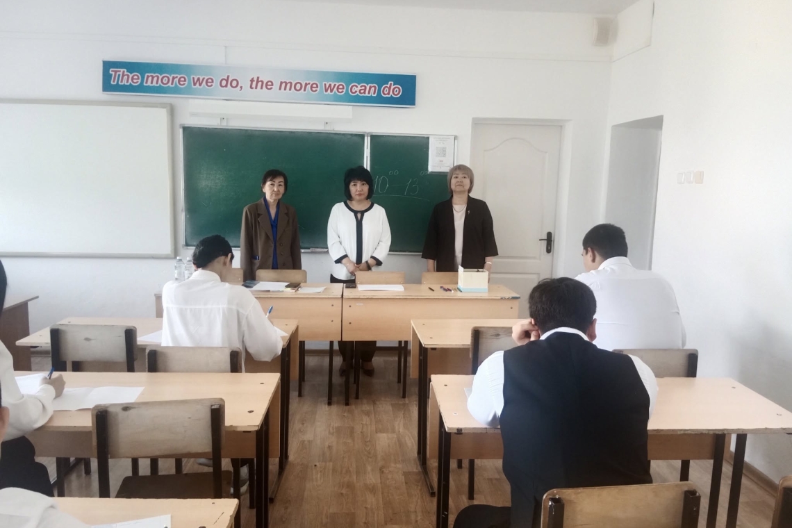Мектебіміздің биылғы түлектері бүгін  жалпы орта білім беру деңгейіндегі оқыту курсы үшін  қазақ тілі пәнінен қорытынды аттестаттау емтихан тапсырды. Емтихан басталар алдында мектеп директоры М. Олжабаева емтихан нұсқаулығының толық орындалуын ескертіп,  