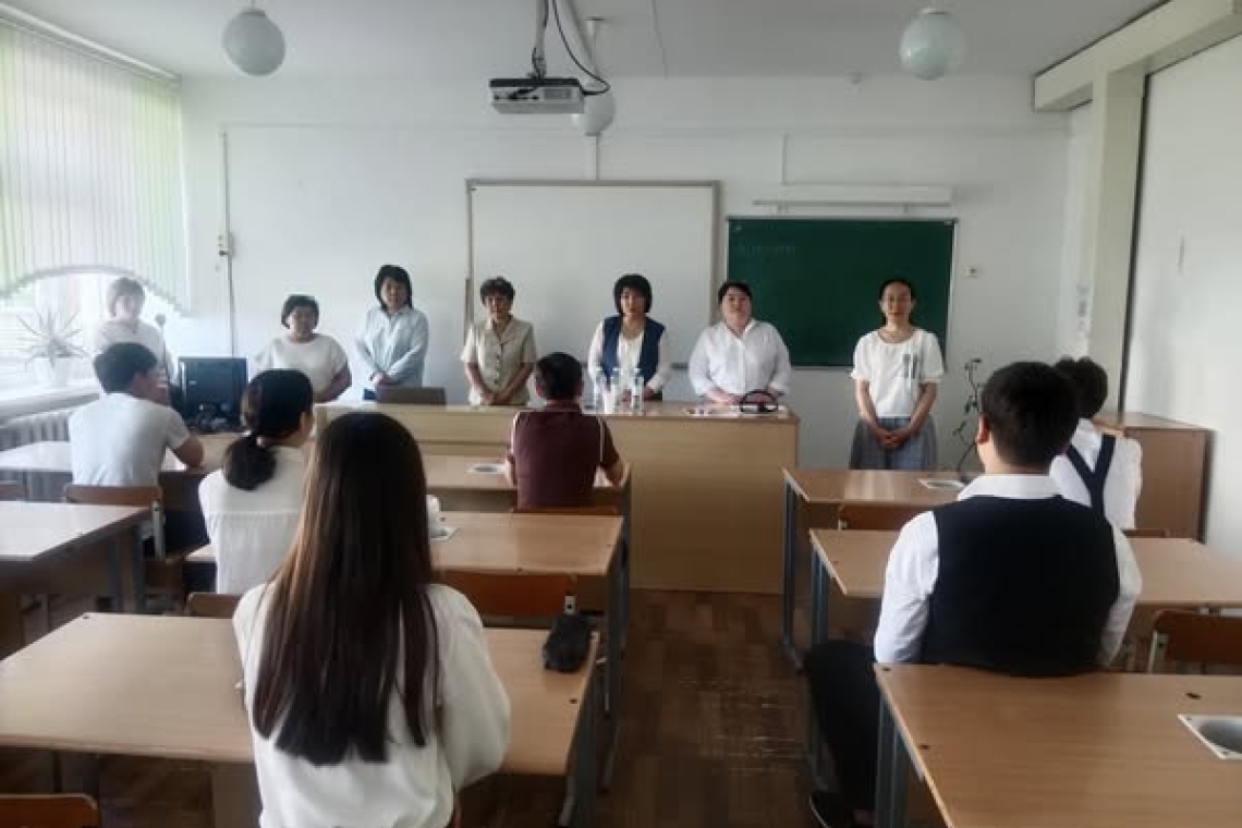 Мектебіміздің биылғы түлектері бүгін жалпы орта білім беру деңгейіндегі оқыту курсы үшін орыс тілі мен әдебиеті пәнінен қорытынды аттестаттау емтихан тапсырды. 