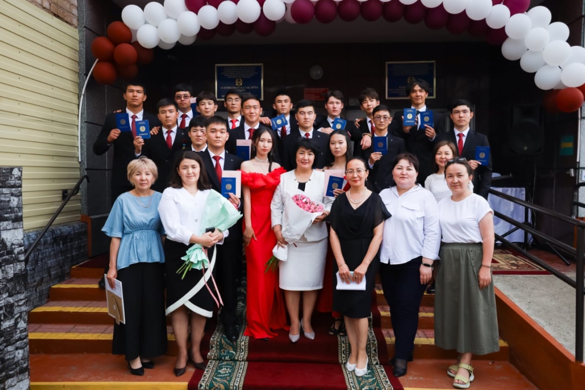 Бүгін, мектебіміздің биылғы түлектері маңызды бір белесті артқа тастап, жалпы орта білім туралы аттестат алды.