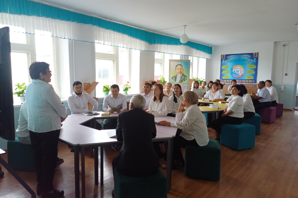 Саумалкөл қазақ орта мектебінде 8 тамыз күні кітапханашы А.Ш.Нурбахтинованың бастамасымен қазақтың ұлы ойшылы, ақыны, ағартушысы- Абай Құнанбайұлының 180 жылдығына арналған «Абай мұрасы – рухани қазына» тақырыбында ұстаздар арасында дөңгелек үстел өтті.