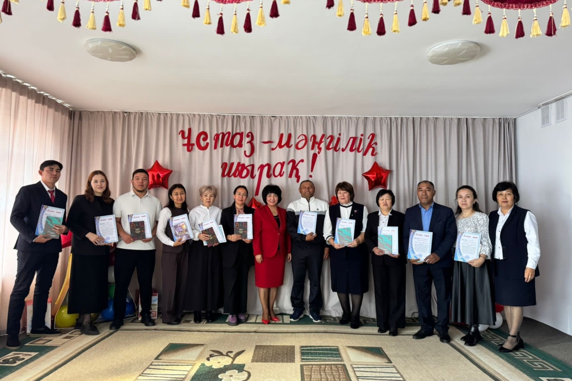 Саумалкөл қазақ орта мектебінде Ұстаздар мерекесі қарсаңында білім саласына сіңірген еңбектері үшін ұстаздарымыз марапаттарға ие болды. 