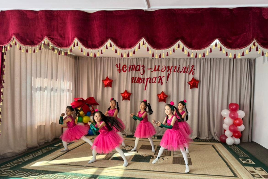 Саумалкөл қазақ орта мектебінде 1-11- сынып оқушыларының қатысуымен «Ұстаз —мәңгілік шырақ!» атты мерекелік концерт өтті.