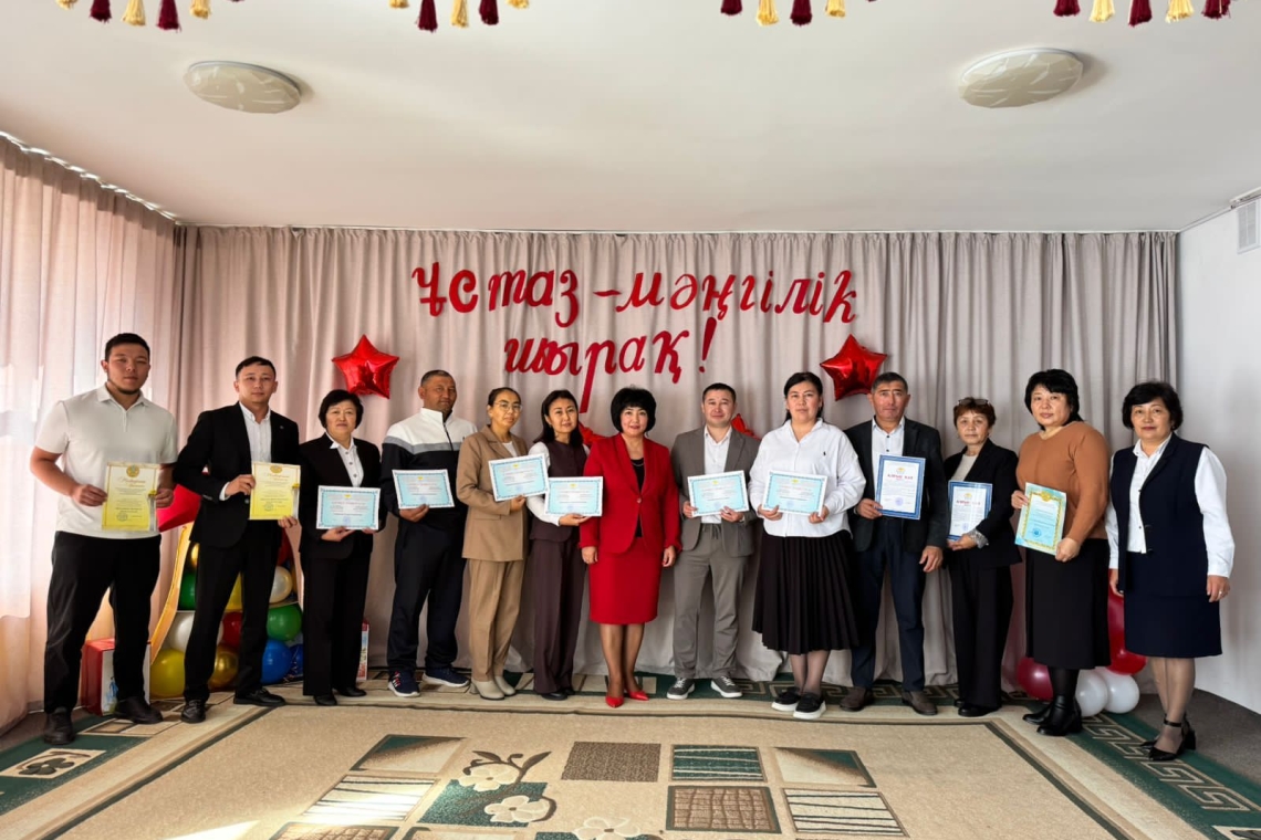 Саумалкөл қазақ орта мектебінде Ұстаздар мерекесі қарсаңында білім саласына сіңірген еңбектері үшін ұстаздарымыз марапаттарға ие болды.