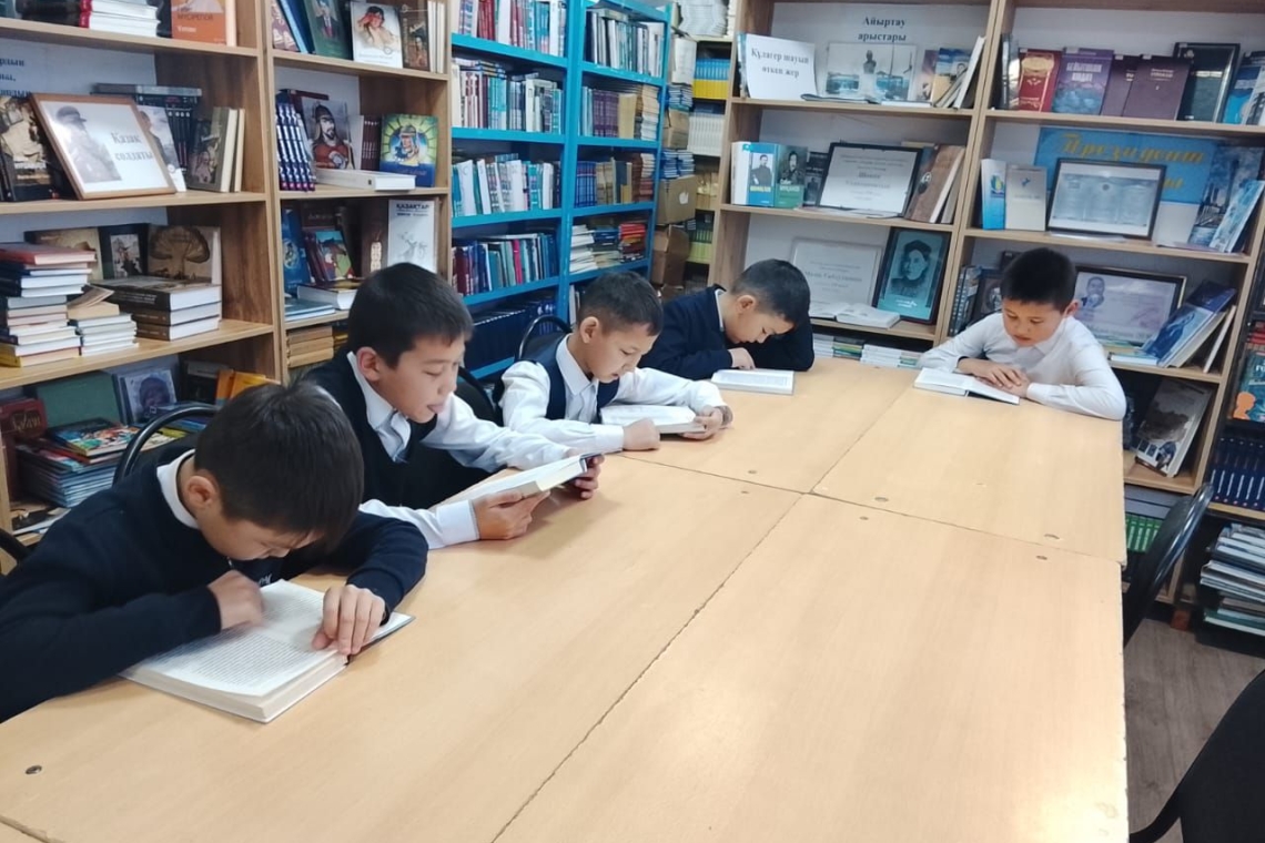«Оқуға құштар мектеп» жобасы аясында 4-сынып оқушылары қоңырау уақытында көркем шығармалар оқыды.