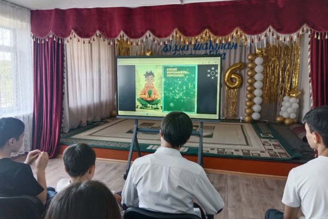 Мекебіміздің 5-11 сынып оқушыларына есірткі мен алкогольдік ішімдіктер, құмар ойындары мен әлімжеттік, алаяқтықтың алдын алу мақсатында арнайы деректі фильмдер мен әлуметтік роликтер көрсетілді.