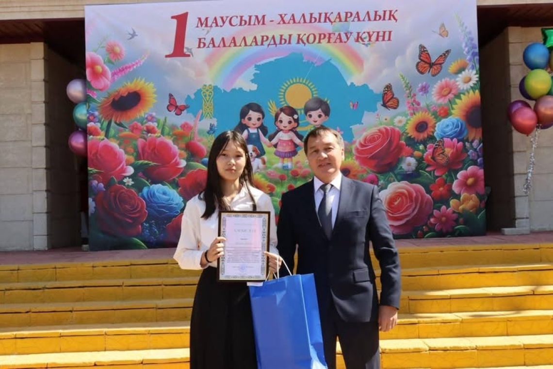 Аудан орталығындағы мәдениет үйі алдында 1 маусым "балаларды қорғау күні" мерекесіне орай ұйымдастырылған іс- шарада зеректігімен, білімге деген құштарлығымен ерекшеленген мектебіміздің оқушысы Абаева Айзере аудан әкімі марапатын алды.